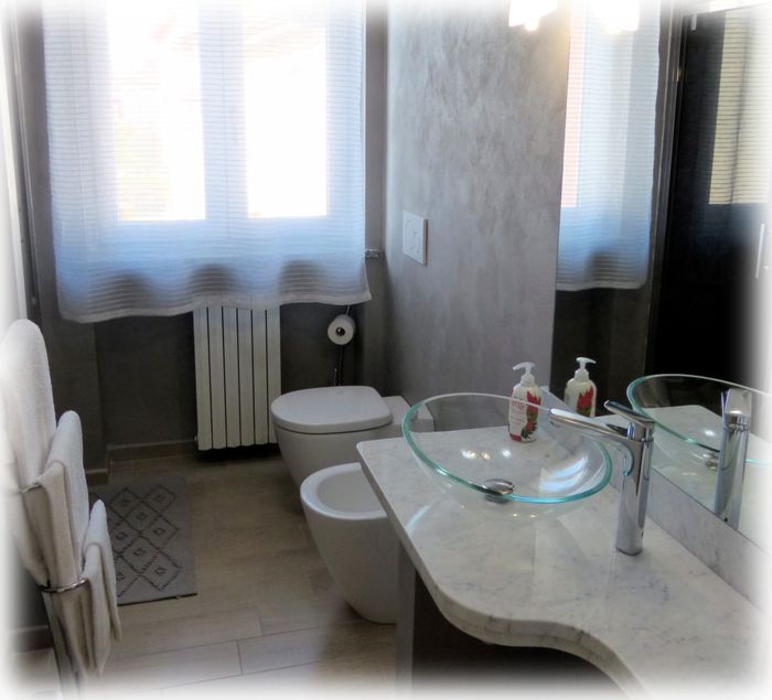 Bagno privato con doccia e lavabo in marmo